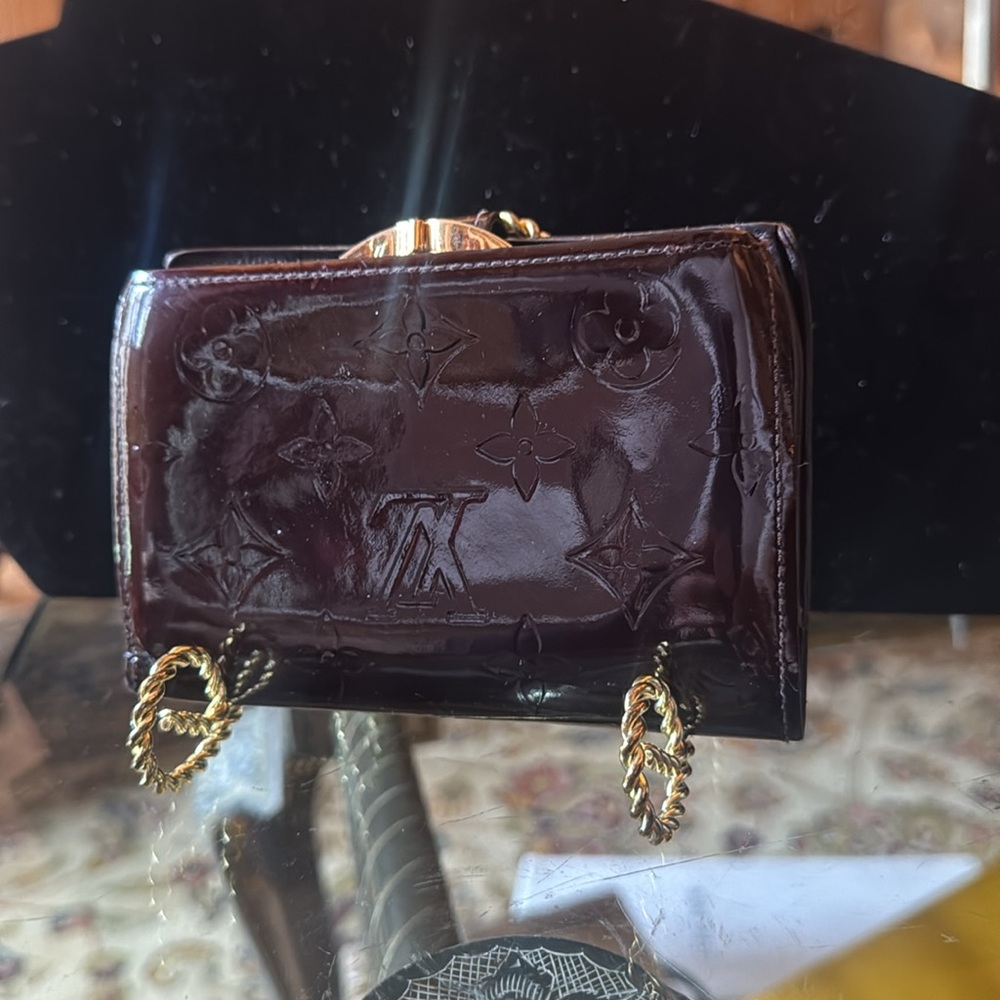 Louis Vuitton Vernis Deep Burgundy Patent Compact Wallet with kiss lock - Picture 2 of 8